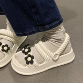 Sandalias con doble tira y decoración floral