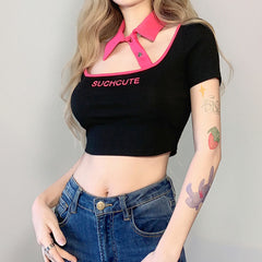 Crop-Top mit eckigem Ausschnitt und Farbkontrasten