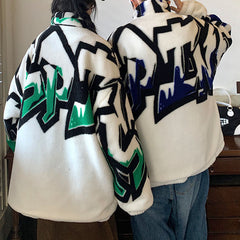 Abrigo de lana de cordero con grafiti de letras