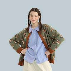 Süßer Strickjackenpullover mit Hundemuster