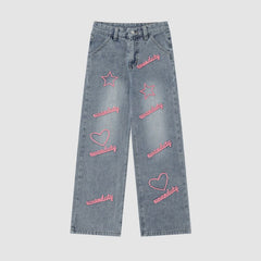Jeans con diseño bordado de letras y estrellas