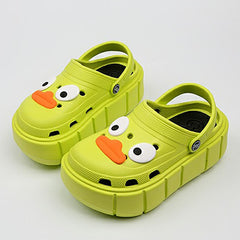 Lustiger DIY-Gartenclog mit großen Augen und dicker Sohle