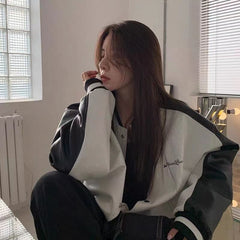 Lockere, lässige Baseballjacke aus Leder mit Flicken