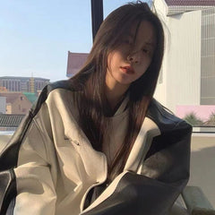 Lockere, lässige Baseballjacke aus Leder mit Flicken