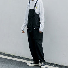 Latzhose mit mehreren Taschen