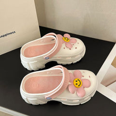 Zueco de jardín con diseño de flores sonrientes