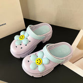 Zueco de jardín con diseño de flores sonrientes