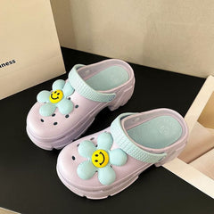 Zueco de jardín con diseño de flores sonrientes