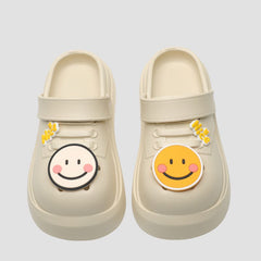 Niedlicher Gartenclog mit Smiley-Gesicht