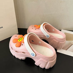 Zueco de jardín con diseño de flores sonrientes