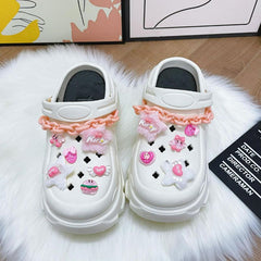 Zueco de jardín con decoración de dulces de dibujos animados