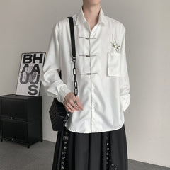 Hemden mit massiven Metallknöpfen