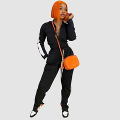 Conjunto deportivo con diseño de patchwork y aberturas