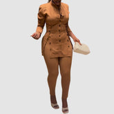 Conjunto de top con abertura y cuello alto y pantalones ajustados