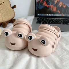 Lindo zueco de jardín con forma de oruga