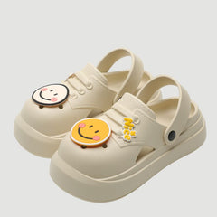 Niedlicher Gartenclog mit Smiley-Gesicht