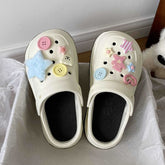 Zueco de jardín con botones bonitos