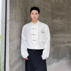 Hemden mit massiven Metallknöpfen