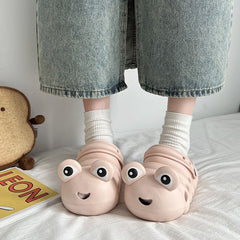 Lindo zueco de jardín con forma de oruga