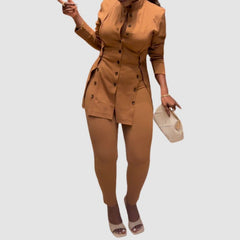 Conjunto de top con abertura y cuello alto y pantalones ajustados