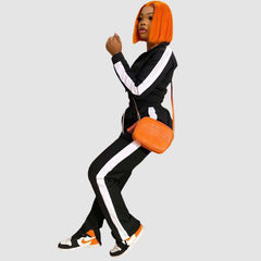 Conjunto deportivo con diseño de patchwork y aberturas