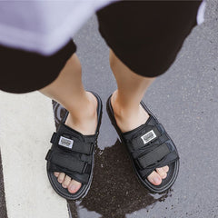 Pantuflas de playa con diseño de velcro en color liso