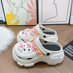 Zueco de jardín con decoración de dulces de dibujos animados