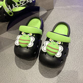 Lindo zueco de jardín con forma de abeja