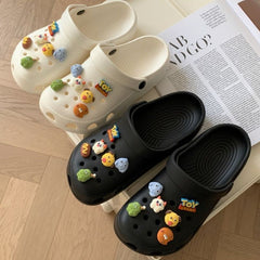 Gartenclog mit pelzigem Monster