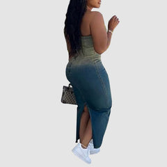 Falda vaquera con abertura y top de tubo degradado