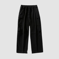 Einfarbige Cargohose mit mehreren Taschen und Patches