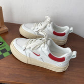 Sneaker im College-Stil mit Farbblockdesign