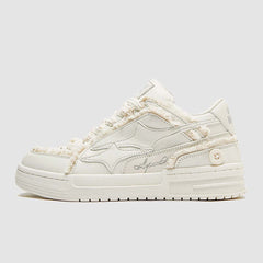 Zapatos de skate con borde sin rematar y decoración de botones