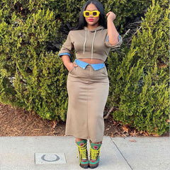 Conjunto de sudadera con falda y parches de mezclilla