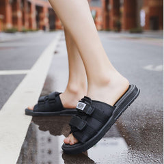 Pantuflas de playa con diseño de velcro en color liso