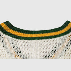 Camiseta de malla con cuello en V y ribete verde
