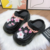 Zueco de jardín con decoración de dulces de dibujos animados