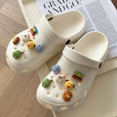 Gartenclog mit pelzigem Monster