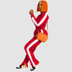 Conjunto deportivo con diseño de patchwork y aberturas