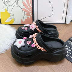 Zueco de jardín con decoración de dulces de dibujos animados