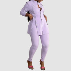 Conjunto de top con abertura y cuello alto y pantalones ajustados