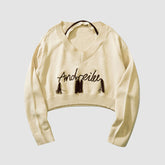 Suéter corto con cuello halter, bordado de letras y borlas