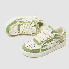 Zapatos de skate con borde sin rematar y decoración de botones