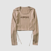 Top corto de punto con cordón y bordado de letras