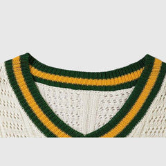 Camiseta de malla con cuello en V y ribete verde
