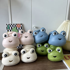 Lindo zueco de jardín con forma de oruga