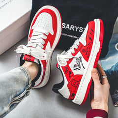 Bunte Sneaker im Graffiti-Stil