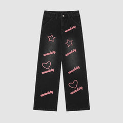 Jeans con diseño bordado de letras y estrellas