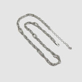 Collar con giro geométrico irregular