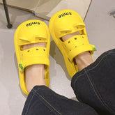 Lindas pantuflas de plataforma con forma de rana